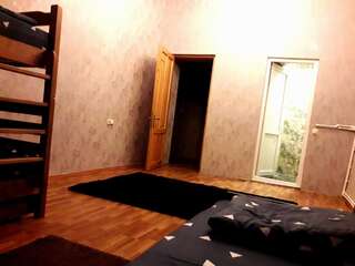 Хостелы Central House Тбилиси Спальное место на двухъярусной кровати в общем номере для мужчин и женщин-5