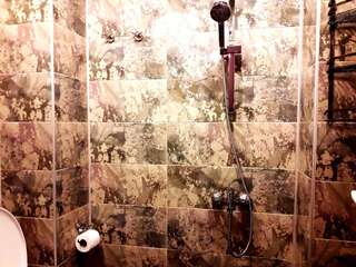 Хостелы Central House Тбилиси Кровать в общем 4-местном номере для мужчин и женщин-2